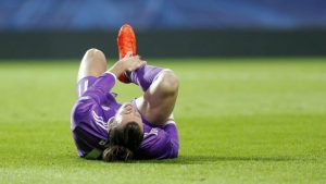 Gareth Bale lesionado en el suelo con el Real Madrid