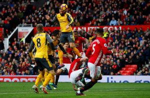 Giroud marcando el gol del empate ante el Manchester United