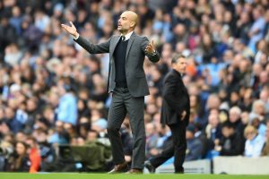 Pep Guardiola dirigiendo al Manchester City