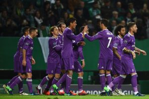Real Madrid, con els egundo uniforme, celebrando un gol en Champions League