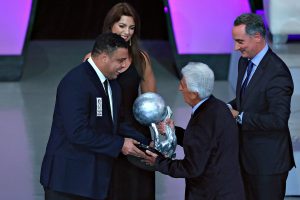 Ronaldo Nazario recibiendo un premio en México