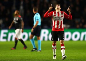Santiago Arias celebrando gol con el PSV en Champions League frente al Bayern Múnich