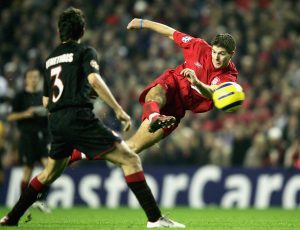 Steven Gerrard disparando con el Liverpool