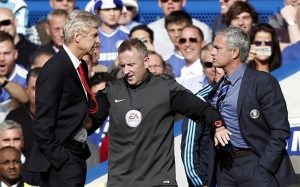 Wenger y Mourinho durante un clásico de la PREMIE