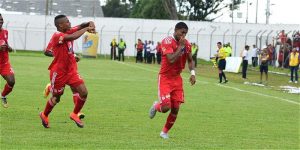 Angulo celebrando su gol.