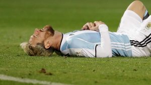 messi rubio se lamenta en el suelo con la selección argentina