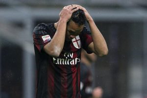 Carlos Bacca se lamenta con el AC Milan