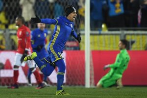 christian noboa, el ecuatoriano celebra un gol de tiro libre al bayern munich en champions con el rostov