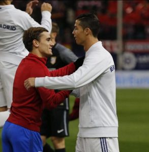 Cristiano ronaldo y Antoine Griezmann en el derbi del real madrid vs atletico de madrid 2016