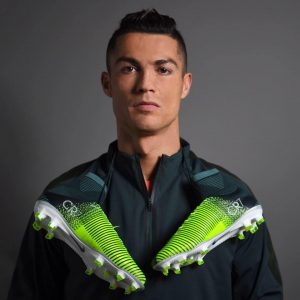 cristiano ronaldo con los nuevos guayos nike mercurial chapter 3