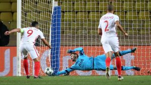 Lloris le ataja penal al monaco de falcao en la champions league