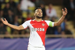 falcao se lamenta tras fallar un penal en la champions con el mónaco