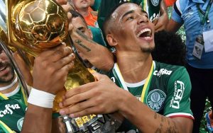 Gabriel Jesús celebra su primer título como profesional.