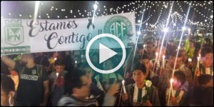 Hinchas de Nacional en homenaje al Chapecoense