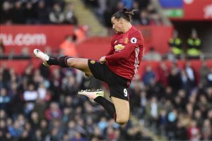 Zlatan celebra a lo karateca, su gol 25000 en la historia de la premier league