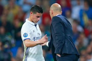 James Rodríguez y Zidane durante un partido del Real Madrid