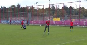 control de balón de Manuel neuer con la espalda