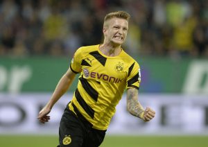 Marco Reus festejando con el club de sus amores.