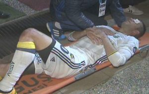 van persie estuvo cerca de perder el ojo en pleno partido del fenerbahce
