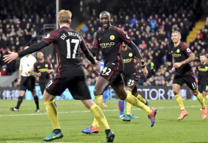 Yaya celebrando su segundo gol.