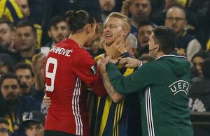 Zlatan apretó de la garganta a un rival y el árbitro no hizo nada en la europa league