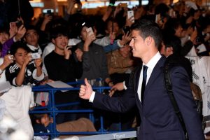 James Rodríguez saludando a los hinchas