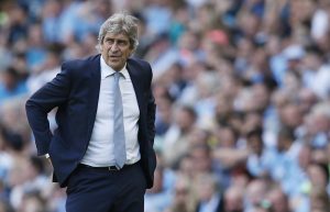 Manuel Pellegrini dirigiendo desde el banco