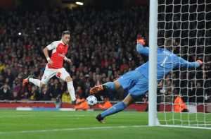 Mesut Özil y Manuel Neuer en Champions League