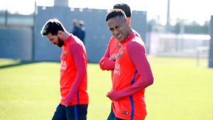 Neymar picando el ojo en el entrenamiento del Barcelona