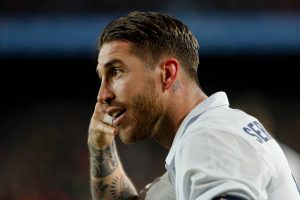 Sergio Ramos celebrando en el Camp Nou como con un teléfono