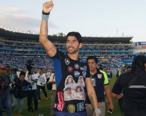 loco abreu celebra un nuevo titulo con Santa Tecla de El Salvador