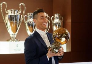 cristiano ronaldo festeja tras ganar su cuarto balón de oro