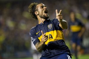 daniel osvaldo celebra luego de marcar un gol con boca juniors