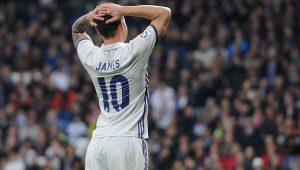 james se lamenta con la camiseta del real madrid