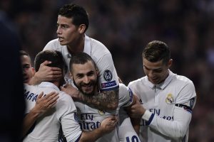 james celebra con benzema el gol del real madrid en champions Leageu