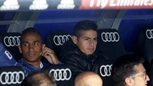 james rodriguez sentado en la banca del real madrid