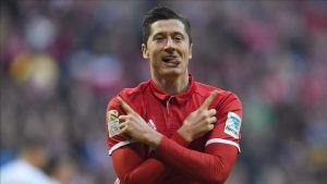 robert lewandowski celebra un gol con el bayern munich