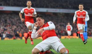 Ozil celebrando su gol de cabeza.