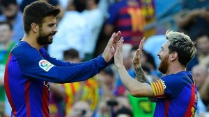 Leo messi y Pique se saludan y celebran en un partido del barcelona