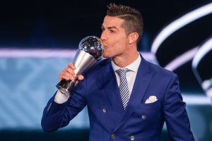 Cristiano Ronaldo con el premio The Best de la FIFA