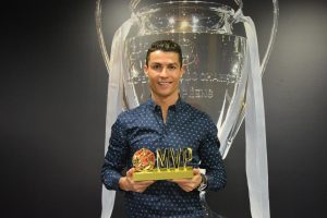 Cristiano Ronaldo recibiendo un premio de China