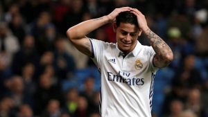 James Rodríguez con las manos en la cabeza