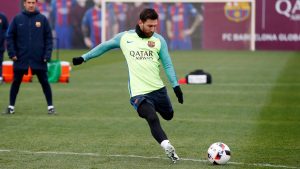 Leo Messi pegándole al balón
