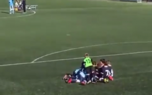 niños celebran gol