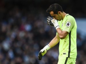 claudio bravo se lamenta tras un error en el manchester city