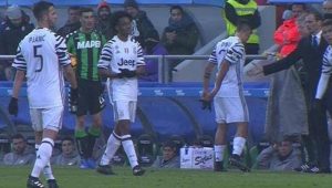dybala le niega el saludo a Allegri tras ser sustituido en el juventus Sassuolo