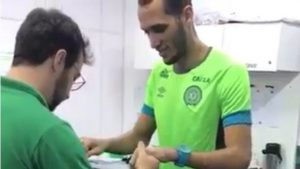 helio neto, sobreviviente de chapecoense, caminando