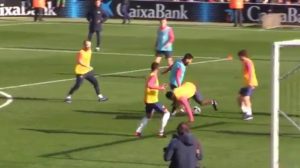 doble caño de messi en entrenamiento barcelona 2017