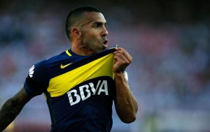 tevez celebra un gol con la camiseta de boca juniors 2016