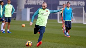 Iniesta entrenando con el Barcelona